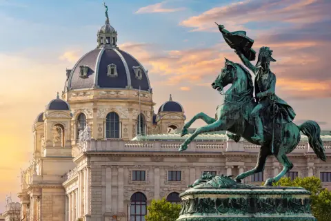 Pomnik konny na tle wiedeńskich dzielnic i Muzeum Historii Sztuki.