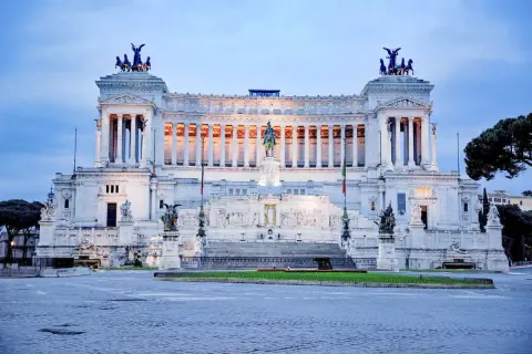 Monumentalny Vittoriano w Rzymie, z rzeźbami i konnym posągiem, oświetlony o zmierzchu. Rzym nietypowe miejsca.