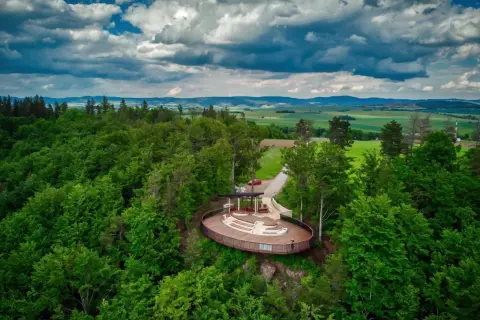 Nowoczesna platforma widokowa w otoczeniu lasu, oferująca wspaniałe radków atrakcje i panoramę okolicy.