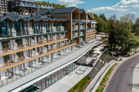 Nowoczesny hotel ze złotymi balkonami i tarasami, z widokiem na las. Złoty horyzont resort szklarska poręba zaprasza na relaks.