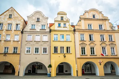 Kolorowe kamienice z arkadami tworzą urokliwy szklarska poręba rynek.