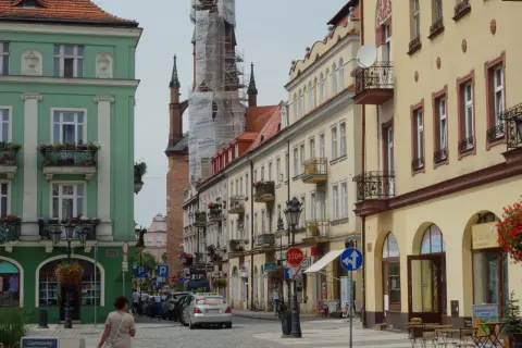 Kolorowe kamienice i wieża w rusztowaniach tworzą urokliwy widok. Kalisz atrakcje czekają na odkrycie!