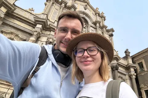 Para zwiedza Katania. Widok na barokową fasadę kościoła. Co zobaczyć w Katanii?