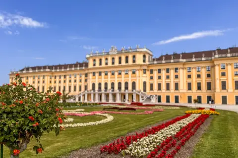 Wiedeń co zwiedzić w 2 dni? Pałac Schönbrunn z pięknymi ogrodami to idealne miejsce na jednodniową wycieczkę.