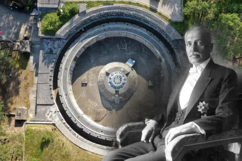 Zwiedzanie portu wojennego Hel: widok z lotu ptaka na bunkier i elegancki mężczyzna w garniturze.