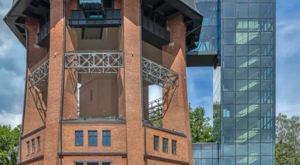Nowoczesna wieża ciśnień w Zabrzu, z ceglaną bryłą i szklaną klatką schodową, stanowi ciekawy kontrast architektoniczny.
