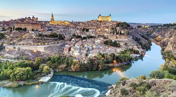 Widok na zabytkowe miasto Toledo w Hiszpanii, z rzeką Tag w dole i kaskadą.
