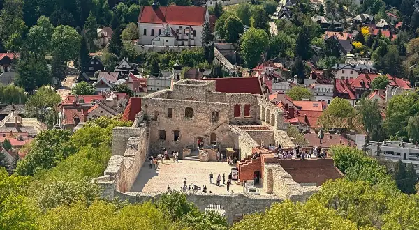 Ruiny zamku w Kazimierzu Dolnym, idealne miejsce, by zobaczyć w Kazimierzu Dolnym. Widać też miasteczko i kościół.