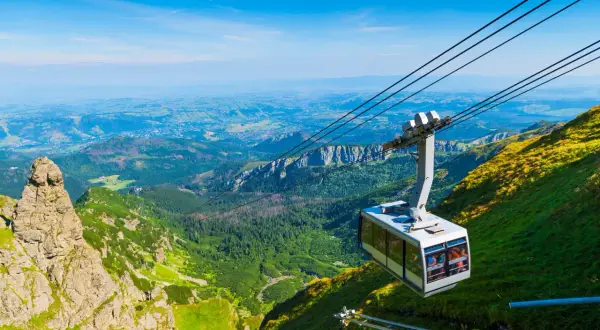 Kolejka linowa nad zielonymi Tatrami, wspaniałe zakopane atrakcje widoczne z góry.