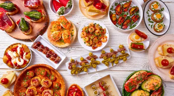 Mnóstwo pysznych tapas, czyli hiszpańskie jedzenie w najlepszym wydaniu: krewetki, małże, szynka, oliwki i wiele innych przysmaków.