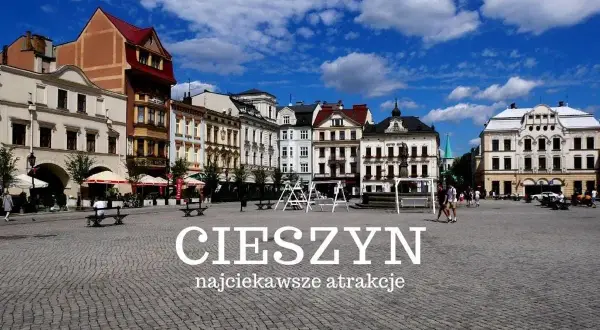 Rynek w Cieszynie z kolorowymi kamienicami i placem zabaw. Odkryj najciekawsze atrakcje tego urokliwego miasta.