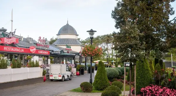 Urokliwe międzyzdroje atrakcje: restauracje, kawiarnie i zadbane tereny zielone tworzą przyjemną atmosferę.