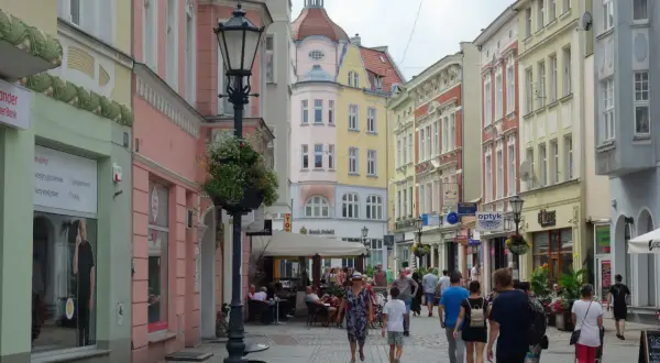 Spacer po urokliwej uliczce, gdzie kolorowe kamienice tworzą tło dla ludzi. To świetne miejsce, by zobaczyć w Zielonej Górze, co kryje się w sercu miasta.