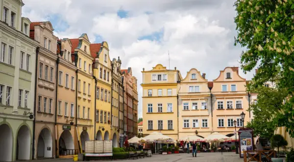 Kolorowe kamienice na rynku w Jeleniej Górze. Warto zobaczyć to urokliwe miejsce, pełne historii i pięknej architektury.