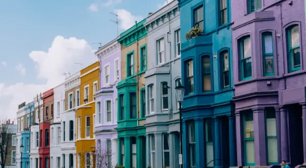 Kolorowe kamienice w stylu wiktoriańskim w Notting Hill w Londynie, tworzące tęczową ulicę.