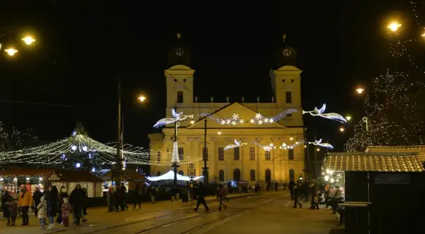 Nocny jarmark w Debreczynie. Plac przed kościołem Reformowanym, udekorowany świątecznymi iluminacjami, przyciąga tłumy.