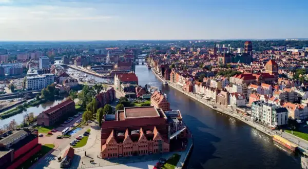 Gdańsk z lotu ptaka: Motława, Stare Miasto i Żuraw to miejsca, co warto zobaczyć w Gdańsku.