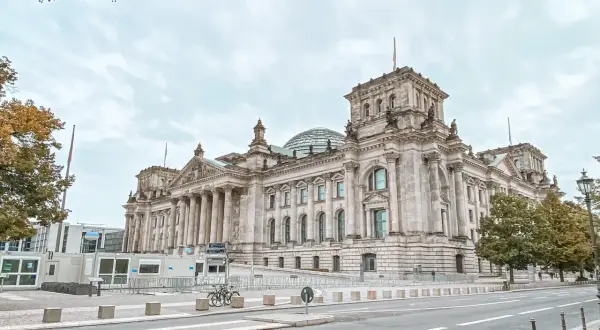 Reichstag w Berlinie, imponujący budynek z kopułą, to jedno z miejsc, które warto zobaczyć w Berlinie.