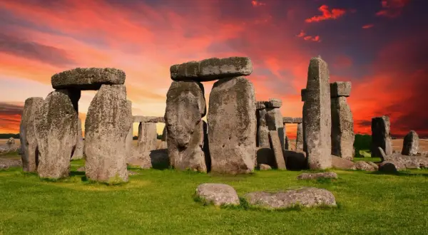 Kamienne kręgi Stonehenge, jedna z najsłynniejszych atrakcji Wielkiej Brytanii, na tle dramatycznego, czerwonego nieba.