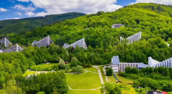 Architektoniczne perełki w otoczeniu zieleni. Ustroń i okolice co zwiedzić? To miejsce zachwyca!
