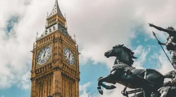 Big Ben i rydwan Boadicei - idealne punkty orientacyjne, by zacząć odkrywać, jak poruszać się po Londynie.