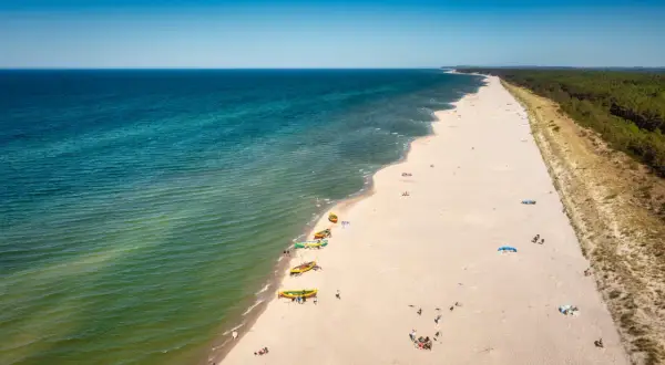 Dębki co warto zobaczyć: szeroka, piaszczysta plaża, turkusowe morze i lasy. Idealne miejsce na relaks i podziwianie piękna polskiego wybrzeża.