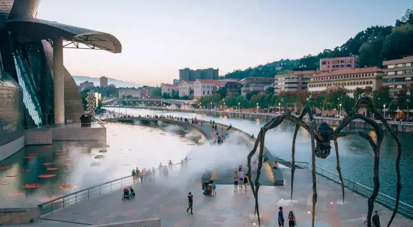 Gigantyczny pająk strzeże Muzeum Guggenheima w Bilbao. Wspaniałe bilbao atrakcje zachwycają o zmierzchu.