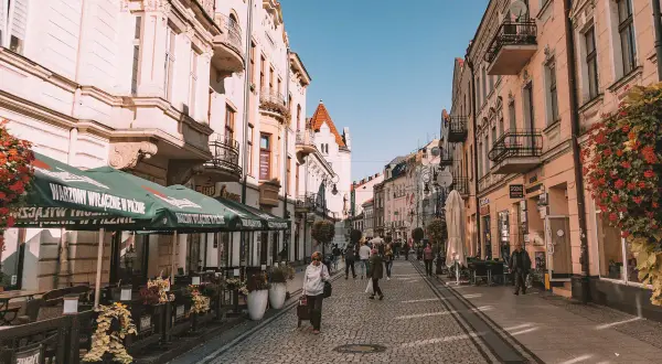 Urokliwa ulica w Nowym Sączu, pełna kawiarni i sklepików. Spacerując po bruku, odkrywasz nowe atrakcje tego miasta.