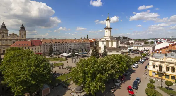 Rynek w Wadowicach z ratuszem i kościołem to piękne wadowickie atrakcje.