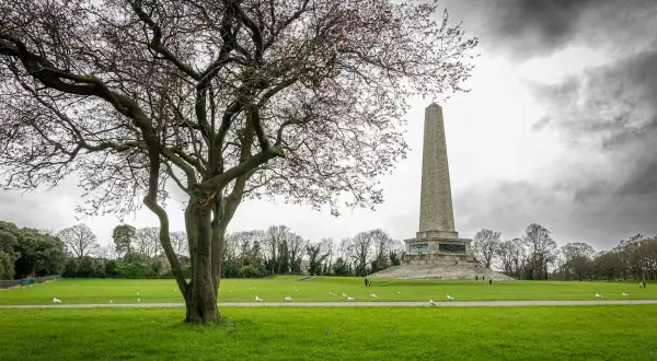 Wielki obelisk w parku, największym parku miejskim w Europie, góruje nad zieloną przestrzenią.