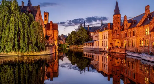 Bruggia, Belgia: malownicze kanały i zabytkowa architektura. Idealne miejsce, by zobaczyć, co oferuje Belgia.