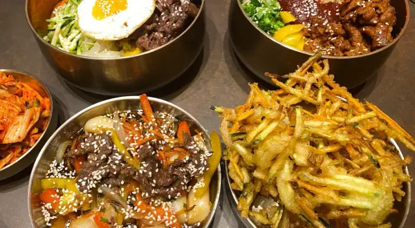 Pyszne dania kuchni koreańskiej w nooks Poznań: bibimbap, bulgogi i chrupiące warzywa w tempurze.