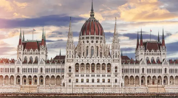 Majestatyczny Parlament Węgier, duma stolicy Węgier, odbija się w spokojnej wodzie Dunaju.