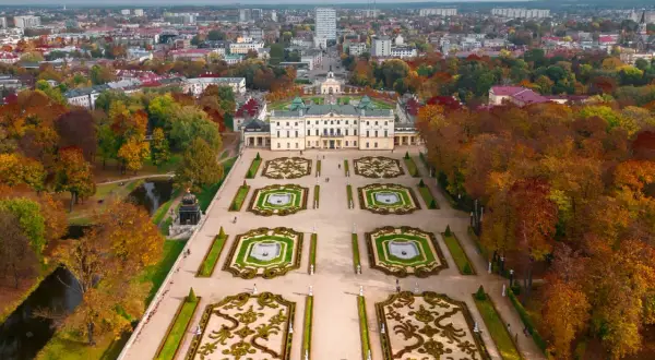 Pałac Branickich w Białymstoku z jesiennymi ogrodami. Idealne miejsce, by zobaczyć, co zwiedzić w Białymstoku.