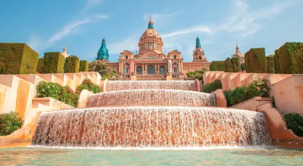 Fontanna Magiczna na Montjuïc, jedna z atrakcji w różnych dzielnicach Barcelony, z Pałacem Narodowym w tle.