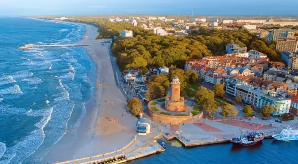 Widok na plażę, morze i latarnię morską. Idealne miejsce, gdzie najlepiej nad morze, z promenadą i portem.