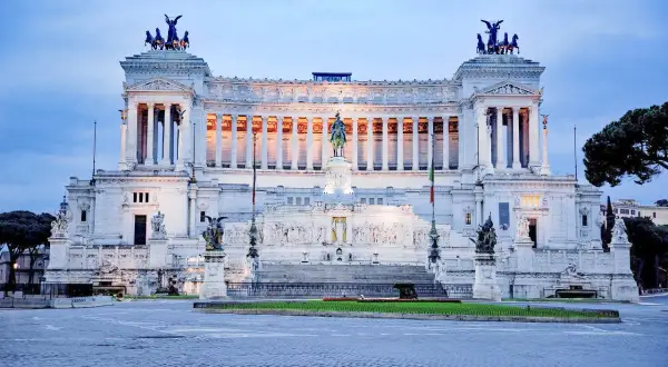 Monumentalny Vittoriano w Rzymie, z rzeźbami i konnym posągiem, oświetlony o zmierzchu. Rzym nietypowe miejsca.
