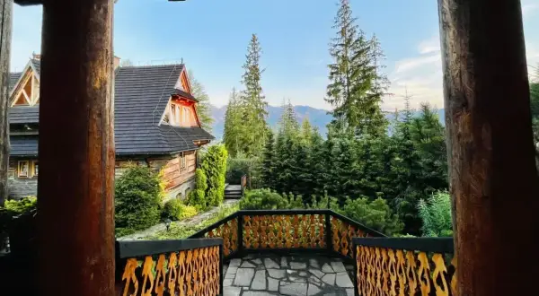 Drewniany dom i schody z rzeźbioną balustradą, widok na las i góry. Gubałówka atrakcje czekają!