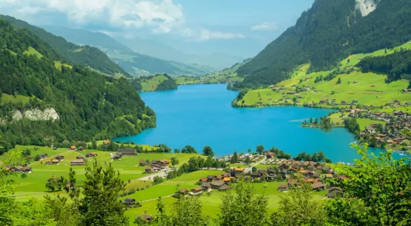 Malownicze jezioro i wioska w Alpach. Idealne miejsce, by zobaczyć, co Szwajcaria ma do zaoferowania.