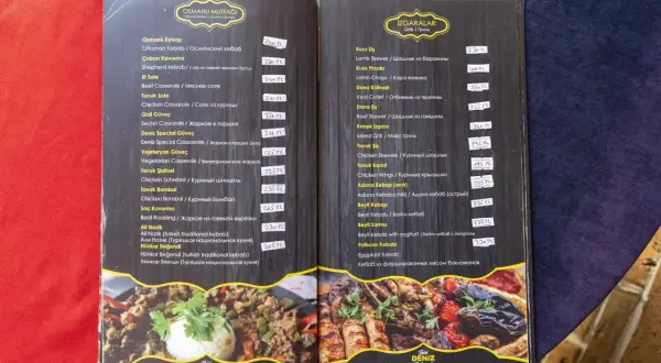 Menu z daniami kuchni tureckiej, w tym różnorodne rodzaje kebabów, jak np. Beyti Kebap.