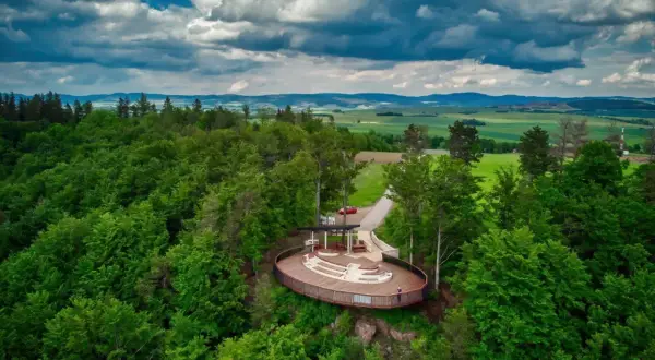 Nowoczesna platforma widokowa w otoczeniu lasu, oferująca wspaniałe radków atrakcje i panoramę okolicy.