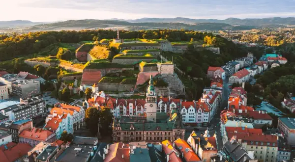 Widok na twierdzę i miasto Kłodzko. Wspaniałe kłodzko atrakcje zachwycają o zachodzie słońca.