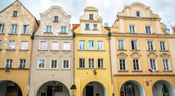 Kolorowe kamienice z arkadami tworzą urokliwy szklarska poręba rynek.