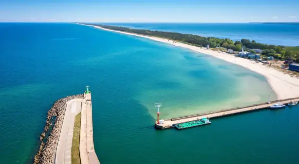 Władysławowo i okolice: malownicza plaża, port z falochronem i latarnią morską, idealne miejsce na wakacje.