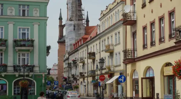 Kolorowe kamienice i wieża w rusztowaniach tworzą urokliwy widok. Kalisz atrakcje czekają na odkrycie!