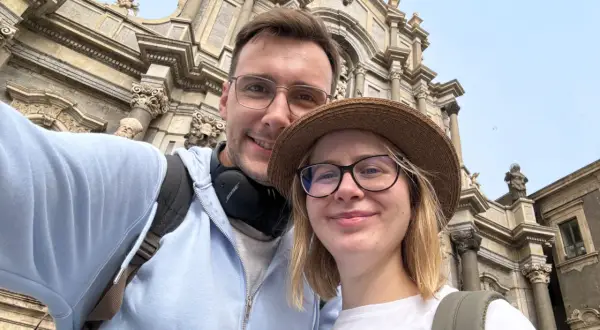 Para zwiedza Katania. Widok na barokową fasadę kościoła. Co zobaczyć w Katanii?