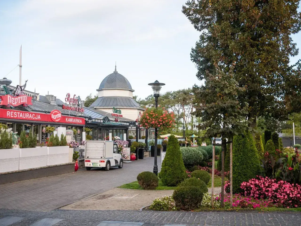 Urokliwe międzyzdroje atrakcje: restauracje, kawiarnie i zadbane tereny zielone tworzą przyjemną atmosferę.