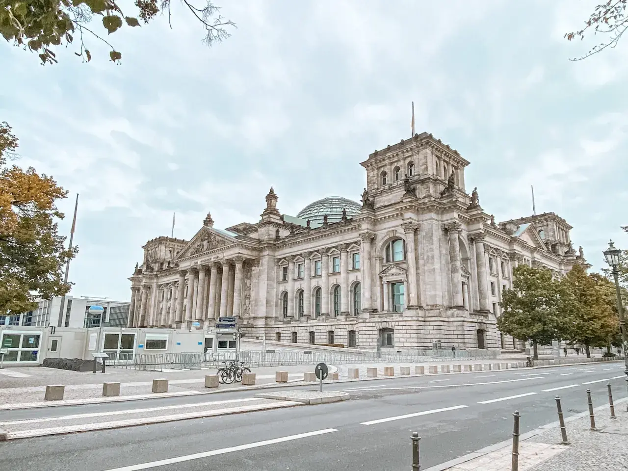 Reichstag w Berlinie, imponujący budynek z kopułą, to jedno z miejsc, które warto zobaczyć w Berlinie.
