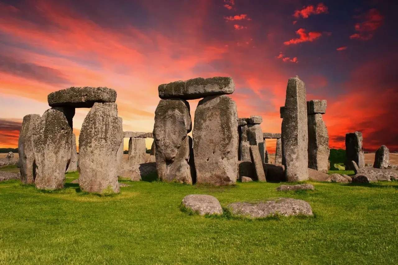 Kamienne kręgi Stonehenge, jedna z najsłynniejszych atrakcji Wielkiej Brytanii, na tle dramatycznego, czerwonego nieba.