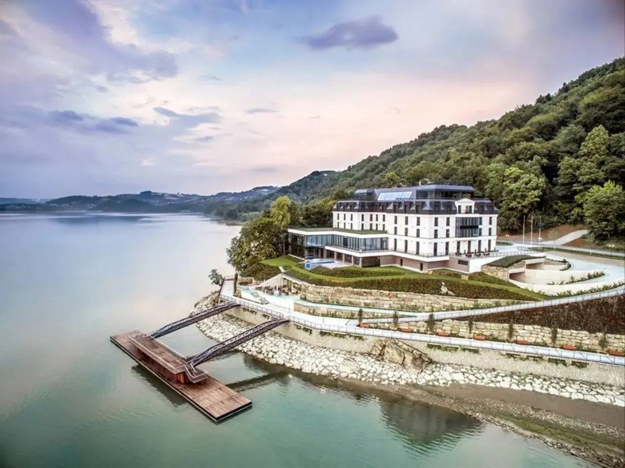 Idealny weekend we dwoje w Małopolsce: nowoczesny hotel nad jeziorem, z pomostem i widokiem na zalesione wzgórza.